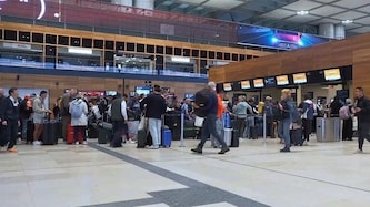 Am Flughafen Berlin gibt es nach dem Cyberangriff am Freitagabend weiterhin Verspätungen, ...