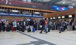 Am Flughafen Berlin gibt es nach dem Cyberangriff am Freitagabend weiterhin Verspätungen, ...