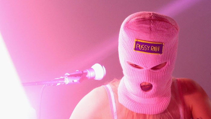 Diana Burkot von Pussy Riot bei einem Auftritt in Berlin im Jahr 2022