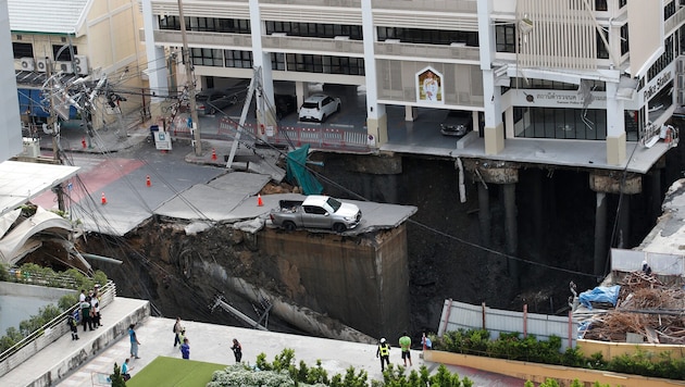 In der thailändischen Hauptstadt Bangkok ist eine Straße eingestürzt und hat ein Loch in die ...