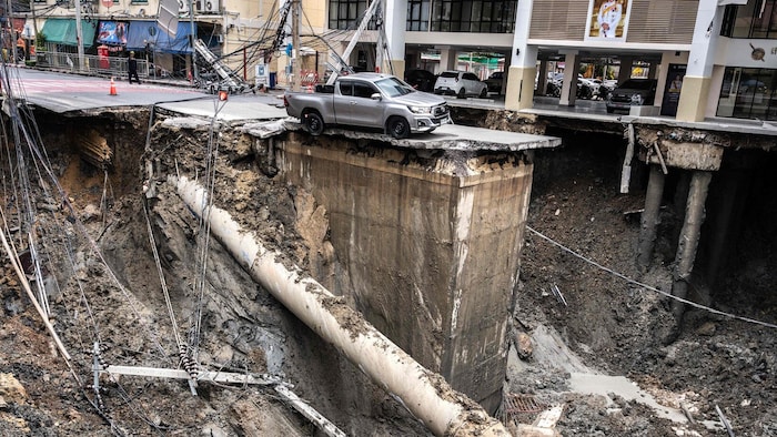 Zwei Strommasten und ein Abschleppwagen stürzten hinein.