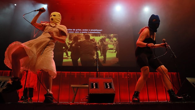 Pussy Riot bei einem Auftritt in Porto, Portugal