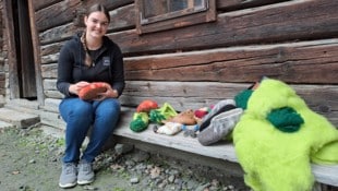 Lisa Jestl leitet Interessierte in Workshops an: Gemeinsam filzen sie im Freilichtmuseum in ...
