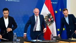 Von links: NEOS-Klubobmann Yannick Shetty, Innenminister Gerhard Karner und SPÖ-Abgeordneter ...