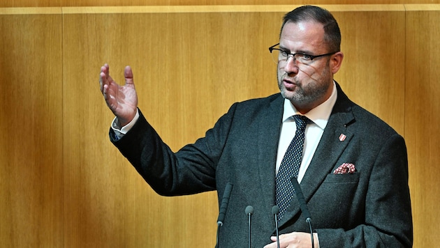 Der FPÖ-Abgeordnete Christian Hafenecker begründete den Antrag mit anhaltenden offenen Fragen, ...