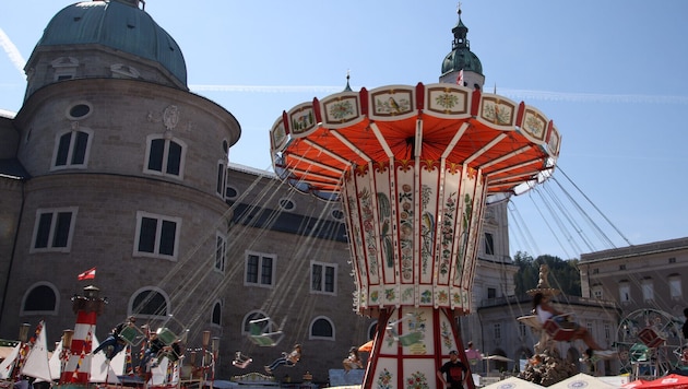 Nicht nur beim Rupertikirtag 2025 in der Altstadt zeigte der Senior das verbotene Nazi-Symbol, ...