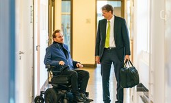 Samuel Koch vor Gericht: Fast 15 Jahre nach seinem schweren Unfall bei „Wetten, dass..?“ kämpft ...