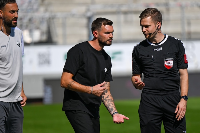 Ein paar Schiedsrichterentscheidungen im Spiel gegen Tirol musste sich SCRA-Coach Fabio ...