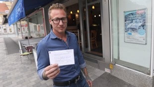 Sascha Schützenauer mit der Organstrafverfügung vor seinem Lokal