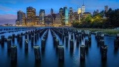 Blick auf Lower Manhattan vom Brooklyn Bridge Park im Stadtteil Brooklyn Heights am East River.