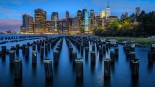 Blick auf Lower Manhattan vom Brooklyn Bridge Park im Stadtteil Brooklyn Heights am East River.