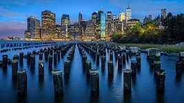 Blick auf Lower Manhattan vom Brooklyn Bridge Park im Stadtteil Brooklyn Heights am East River.