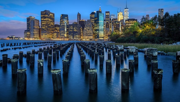 Blick auf Lower Manhattan vom Brooklyn Bridge Park im Stadtteil Brooklyn Heights am East River.