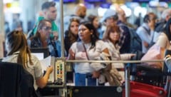Fluglinien erledigen das Einchecken nach dem Cyberangriff teils per Hand.