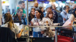 Fluglinien erledigen das Einchecken nach dem Cyberangriff teils per Hand.