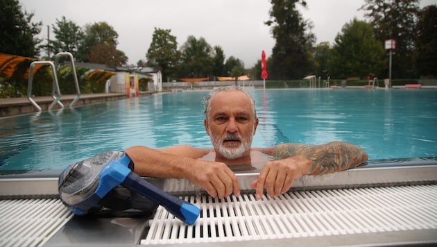 Roland freut sich am letzten Badetag im Freibad über ein leeres Schwimmbecken.