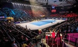 DJ In-Style heizt der Halle mit seinen Beats ein.