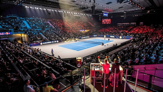 DJ In-Style heizt der Halle mit seinen Beats ein.