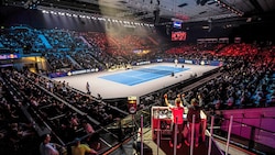 DJ In-Style heizt der Halle mit seinen Beats ein.