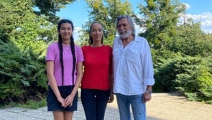 Produzent Norbert Blecha mit Carmen Chaplin und ihrer Tochter in einer Drehpause.