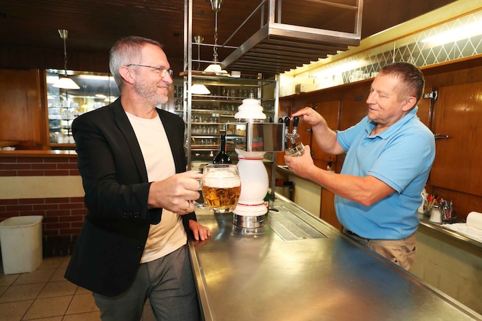 Auf das gemeinsame Projekt wurde natürlich gleich angestoßen.