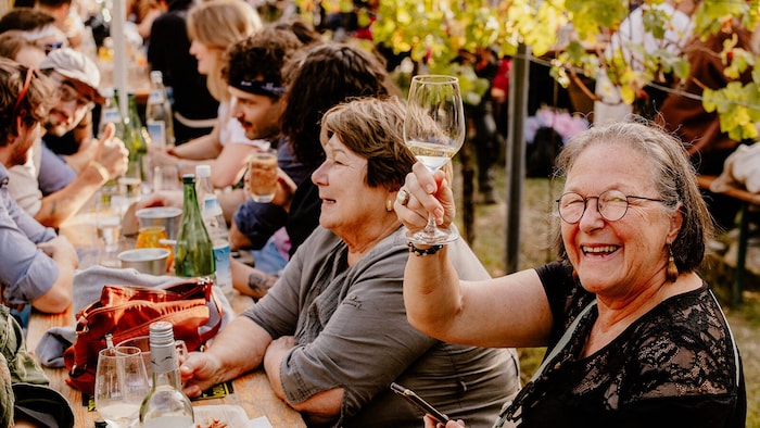 Gute Tropfen verkosten und dabei auf die Stadt schauen: Der Wiener Weinwandertag ist beliebt bei ...