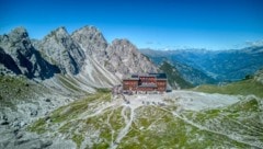 Die Karlsbader Hütte hoch über Tristach auf 2245 Meter Seehöhe.