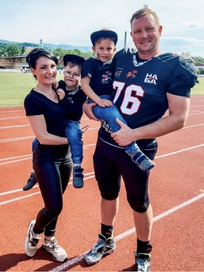 Jakob mit seinem Papa Daniel, Mama Sandra und Bruder David