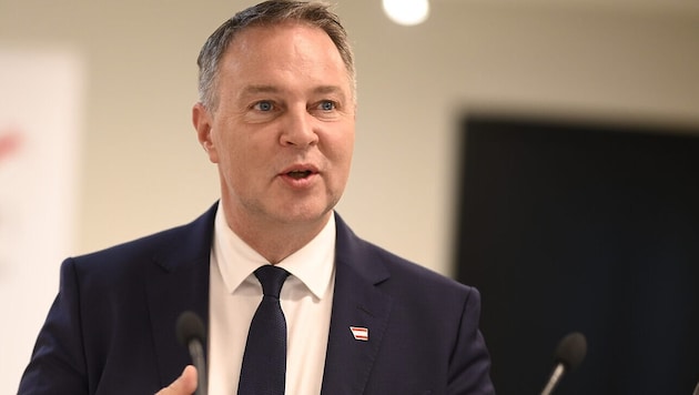 Am Rande eines Pressetermins nannte Babler erstmals Summen zu seinem umstrittenen Übersee-Trip.