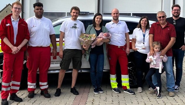 Treffen: Helfer, Eltern, Baby, Schwester und Großeltern