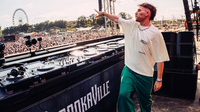 DJ „Ely Oaks“ legte 2025 auf großen Bühnen auf.