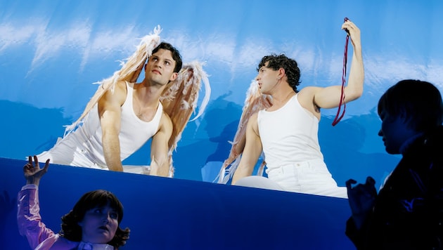 Herrlicher Engel-Spaß mit Nick Romeo Reiman, Luca Bonamore (re.).