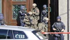 Wie im Fall dieser Bombendrohung in Wien rücken oft Spezialeinheiten an betroffene Schulen aus. 