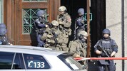 Wie im Fall dieser Bombendrohung in Wien rücken oft Spezialeinheiten an betroffene Schulen aus. 