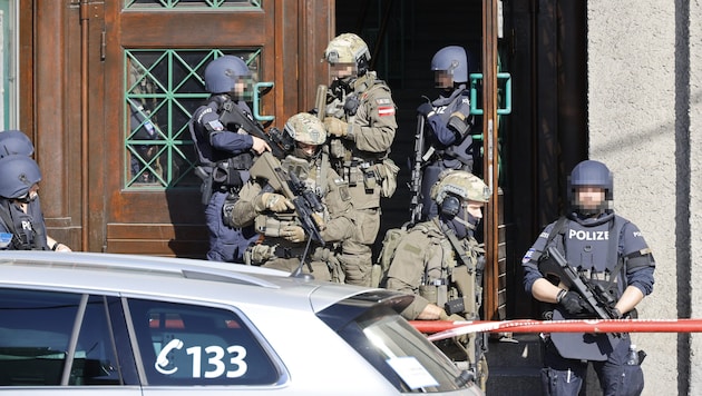Wie im Fall dieser Bombendrohung in Wien rücken oft Spezialeinheiten an betroffene Schulen aus.