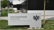 Im Landesgericht Eisenstadt sitzt ein junges Paar vor der Richterin.