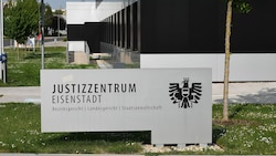 Im Landesgericht Eisenstadt sitzt ein junges Paar vor der Richterin.