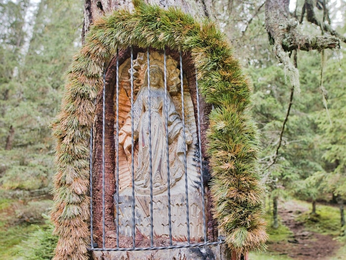 Mitten im Wald findet sich die Andachtsstelle „Maria in der Lärche“.