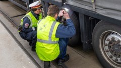 Bei Lkw-Kontrollen gibt es immer wieder böse Überraschungen (Symbolbild)