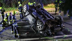 Das Auto kam am Dach zu liegen.