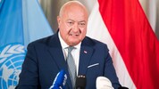 Kanzler Christian Stocker laboriert an Rückenbeschwerden und muss ins Spital.
