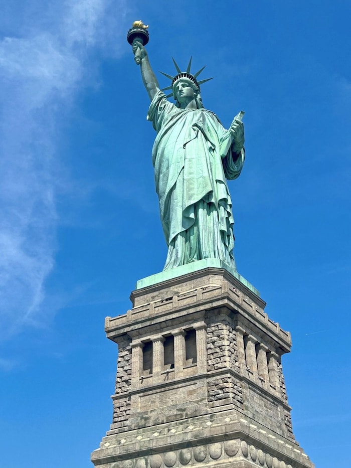 Die Freiheitsstatue thront auf Liberty Island im Hafen von New York – weltberühmtes Symbol der ...