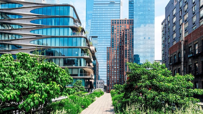 Ein Spaziergang auf Schienen: Der High Line Park ist eine 2,3 Kilometer lange, stillgelegte ...