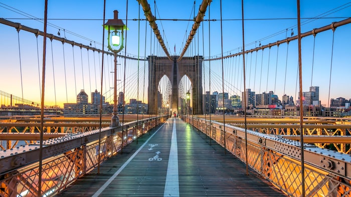 Unbedingt machen: Die rund 1,8 Kilometer lange Brooklyn Bridge zu Fuß über-queren – gratis und ...