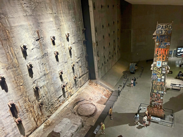 In der gewaltigen Haupthalle des 9/11 Memorial & Museum wird Geschichte spürbar: Wo früher die ...