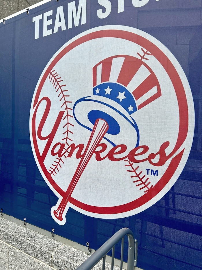 Im legendären Yankee Stadium: Baseball, Hotdogs und Fans in Navy Blue – ein echtes New-York- ...