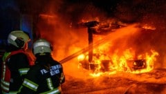 Zwei Pkw wurden ein Raub der Flammen.