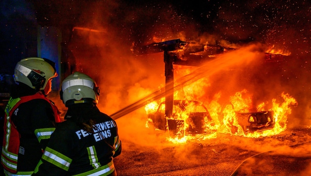 Zwei Pkw wurden ein Raub der Flammen.