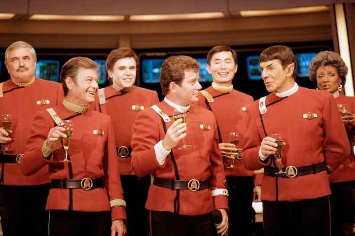 Die „Star Trek“-Crew 1988 nach einem Dreh im Paramount Studio - von links: James Doohan, ...