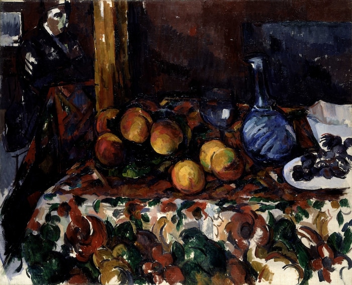 Paul Cézanne, Pfirsiche, Karaffe und Person, um 1900